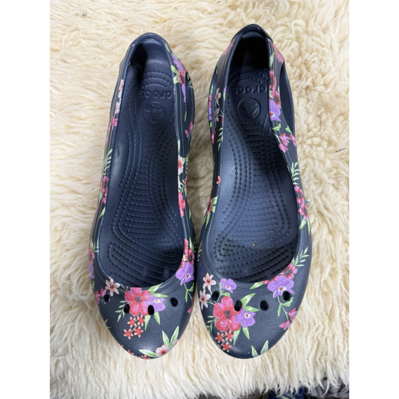Crocs Botanical Floral Design Women’s Size 8 Navy Blue Comfy Shoes Slip On Flats - Picture 5 of 9